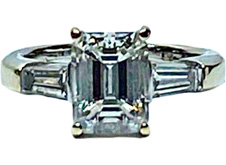 Anello Diamante Taglio Smeraldo 2.33 Carati e Diamanti Laterali
