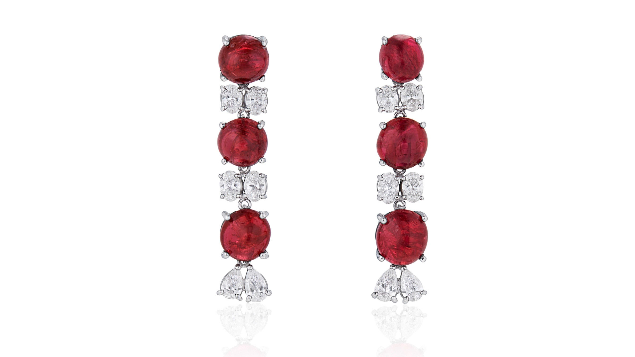 foto di orecchini pendenti semplici con diamanti e spinelli rossi