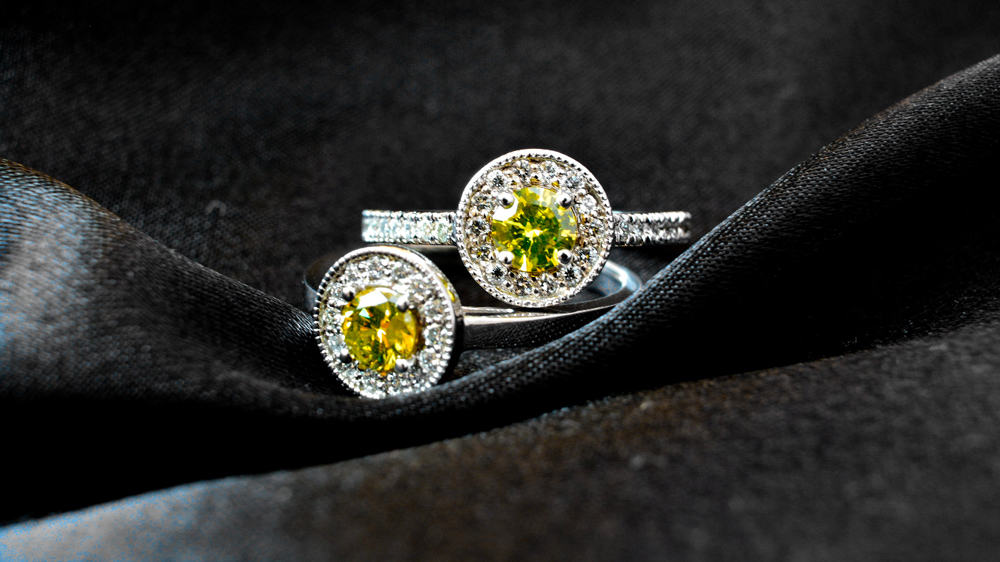 Foto anelli con diamanti gialli