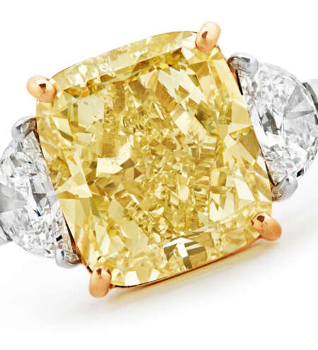 foto anello con grande diamante giallo