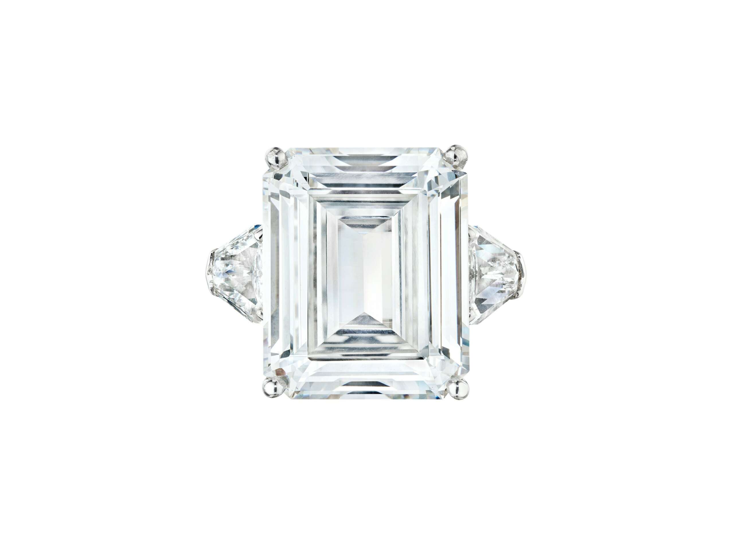 foto anello con diamante taglio smeraldo