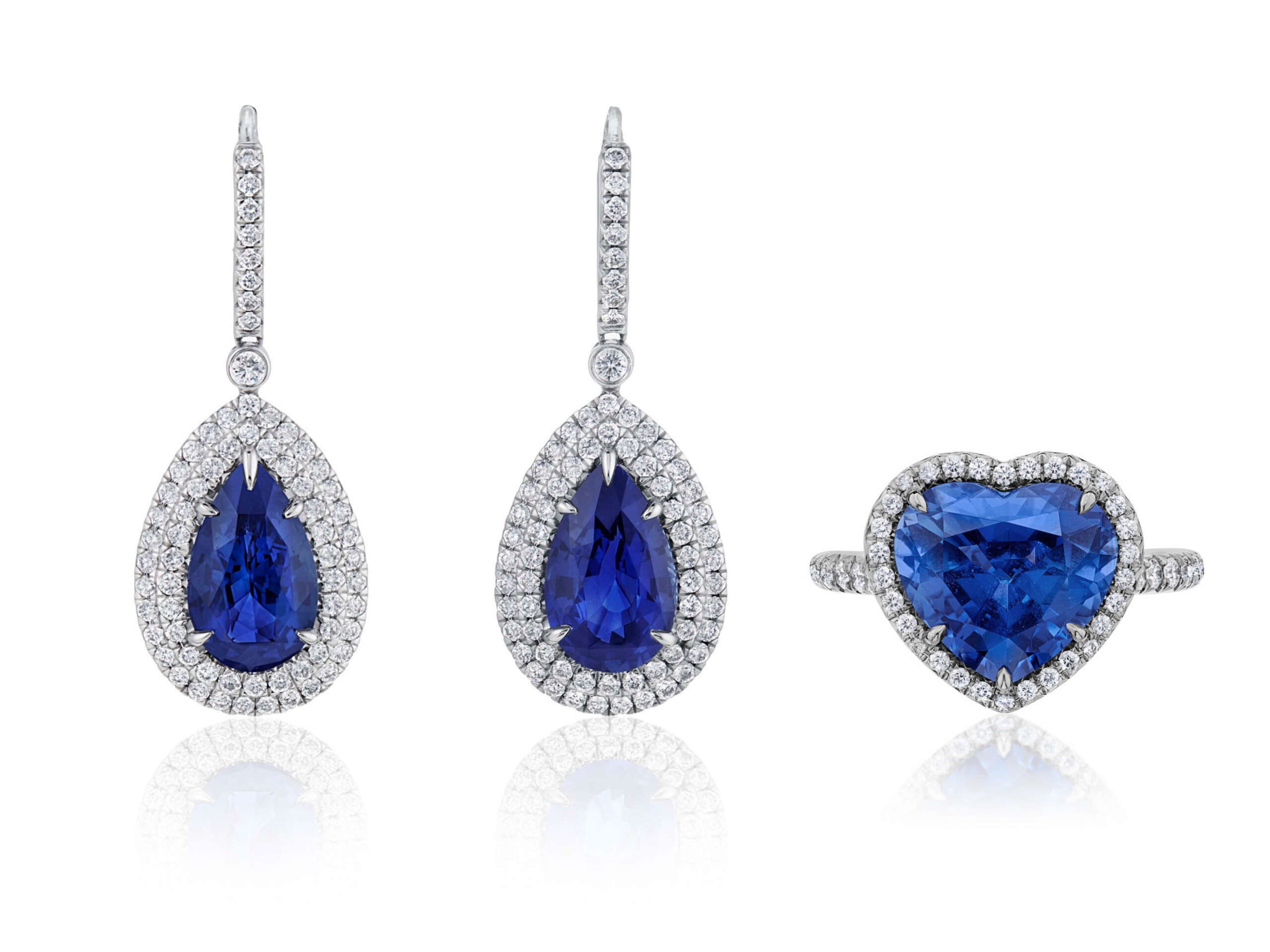 Foto orecchini e anello Tiffany con zaffiri blu e diamanti